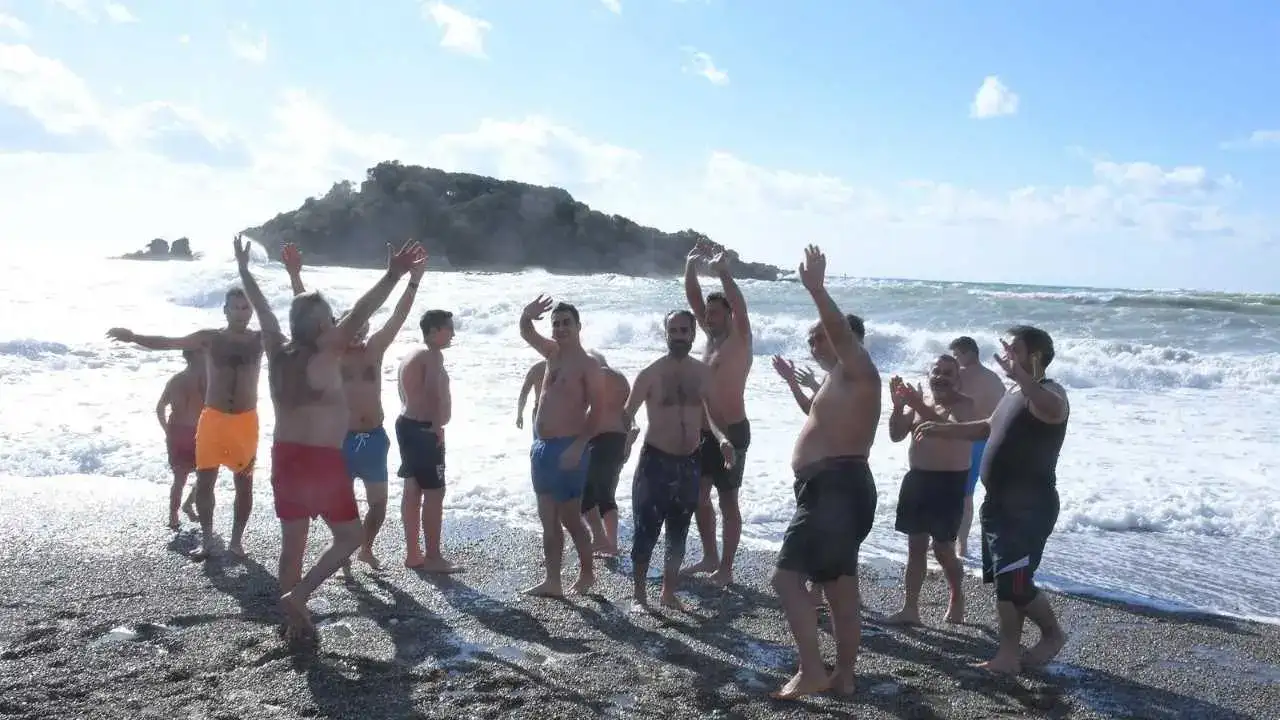 Mersin’de Soğuğa Meydan Okuyan Yeni Yıl Geleneği! 1